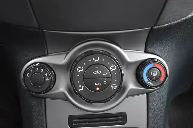 Sininen Viistoperä, Ford Fiesta – YZY-295