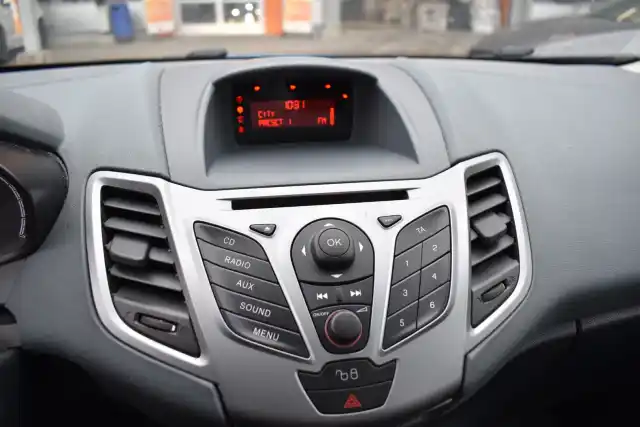 Sininen Viistoperä, Ford Fiesta – YZY-295