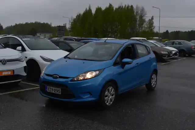 Sininen Viistoperä, Ford Fiesta – YZY-295