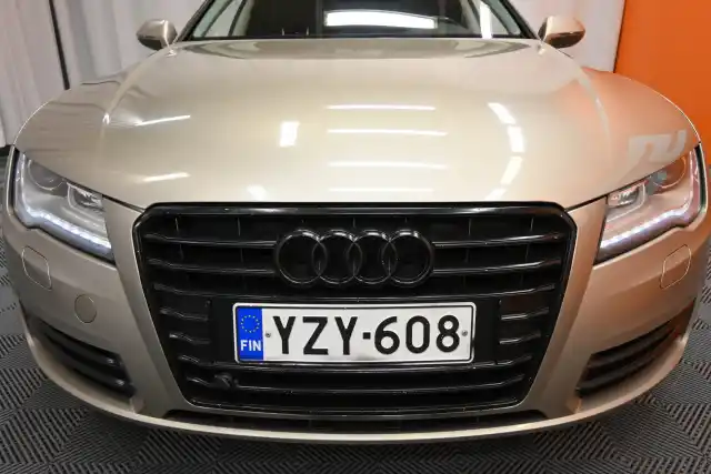 Beige Viistoperä, Audi A7 – YZY-608