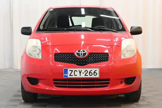 Punainen Tila-auto, Toyota Yaris – ZCY-266