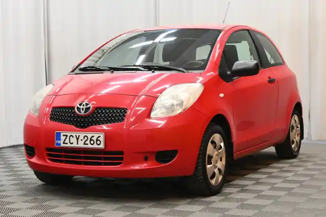 Punainen Tila-auto, Toyota Yaris – ZCY-266