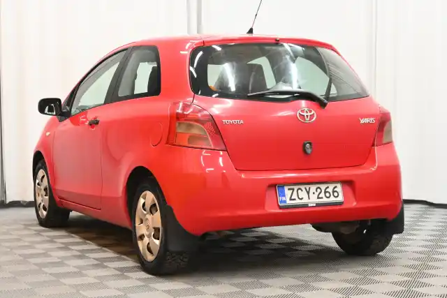 Punainen Tila-auto, Toyota Yaris – ZCY-266