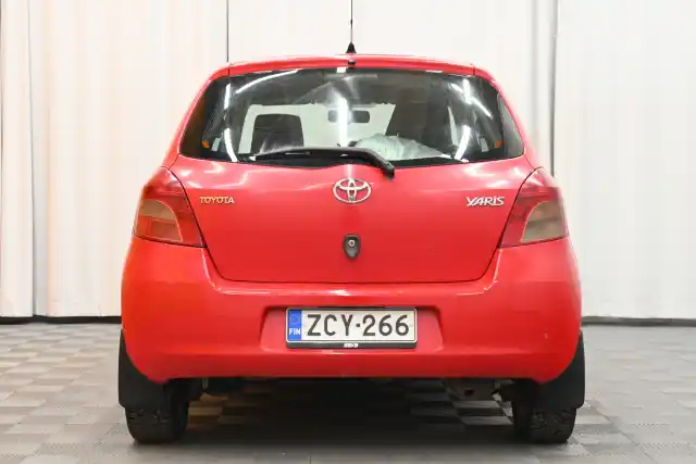 Punainen Tila-auto, Toyota Yaris – ZCY-266