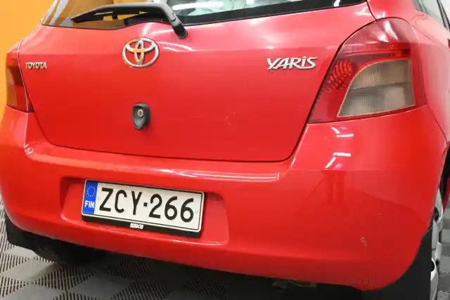 Punainen Tila-auto, Toyota Yaris – ZCY-266