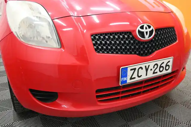 Punainen Tila-auto, Toyota Yaris – ZCY-266