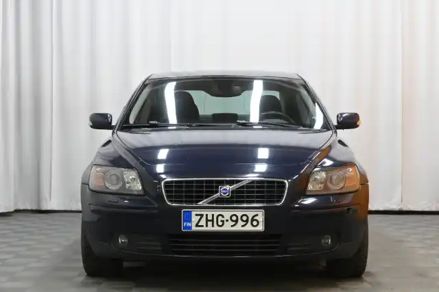 Sininen Sedan, Volvo S40 – ZHG-996