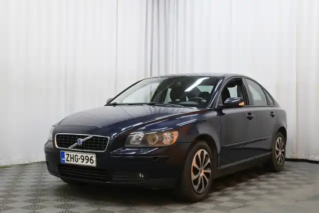 Sininen Sedan, Volvo S40 – ZHG-996