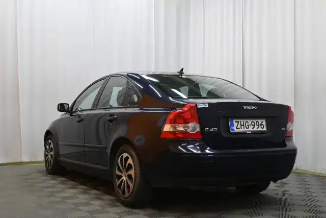 Sininen Sedan, Volvo S40 – ZHG-996