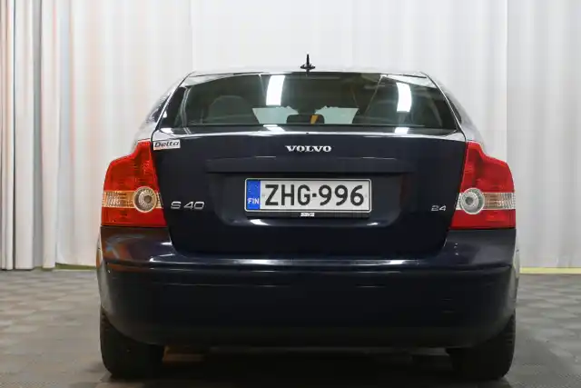 Sininen Sedan, Volvo S40 – ZHG-996