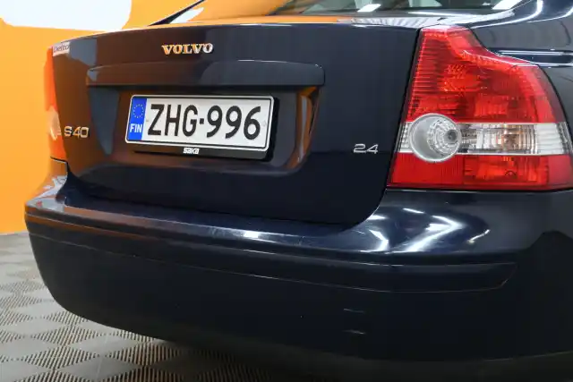 Sininen Sedan, Volvo S40 – ZHG-996