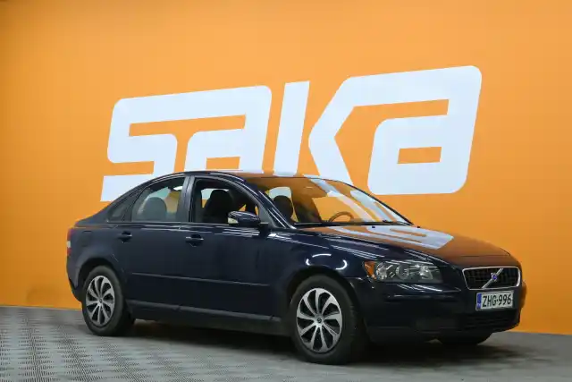 Sininen Sedan, Volvo S40 – ZHG-996