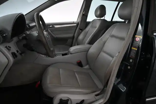 Musta Henkilöauto, Mercedes-Benz C – ZJJ-233