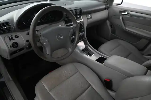 Musta Henkilöauto, Mercedes-Benz C – ZJJ-233