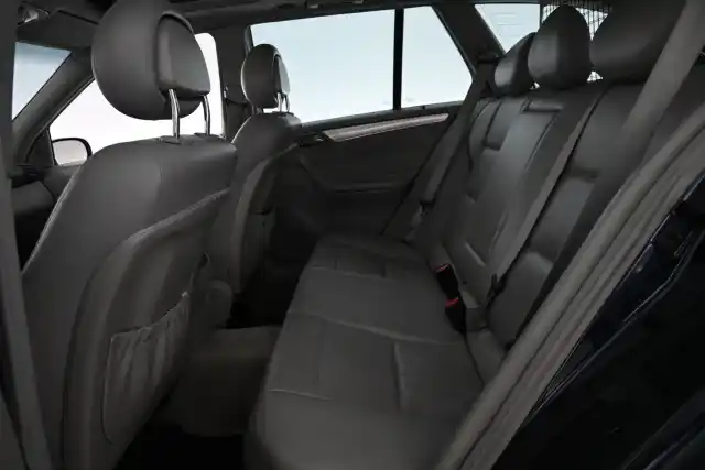 Musta Henkilöauto, Mercedes-Benz C – ZJJ-233