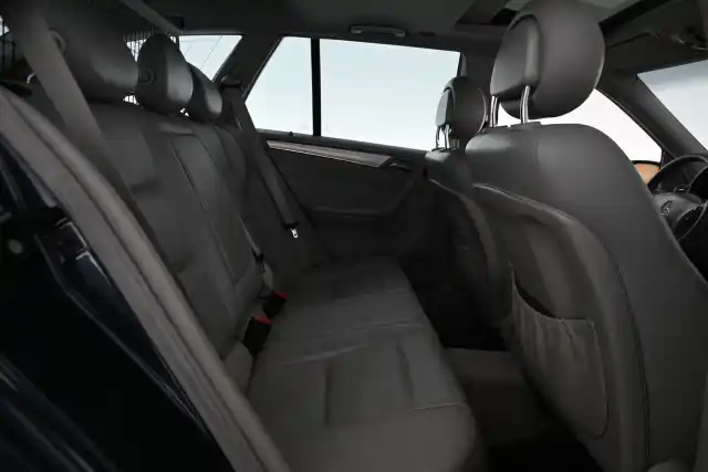 Musta Henkilöauto, Mercedes-Benz C – ZJJ-233