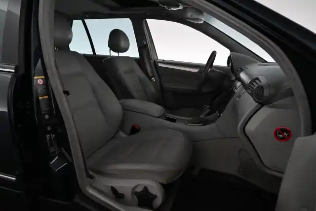 Musta Henkilöauto, Mercedes-Benz C – ZJJ-233