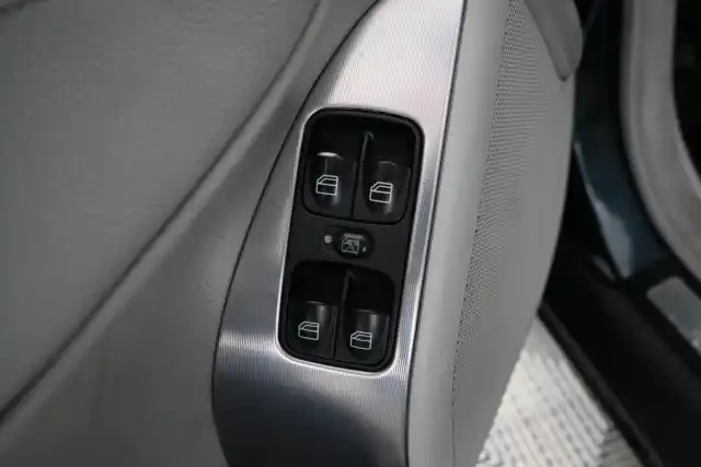 Musta Henkilöauto, Mercedes-Benz C – ZJJ-233