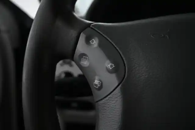 Musta Henkilöauto, Mercedes-Benz C – ZJJ-233
