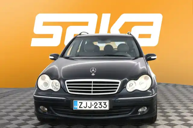 Musta Henkilöauto, Mercedes-Benz C – ZJJ-233