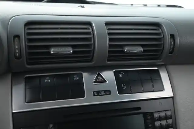 Musta Henkilöauto, Mercedes-Benz C – ZJJ-233
