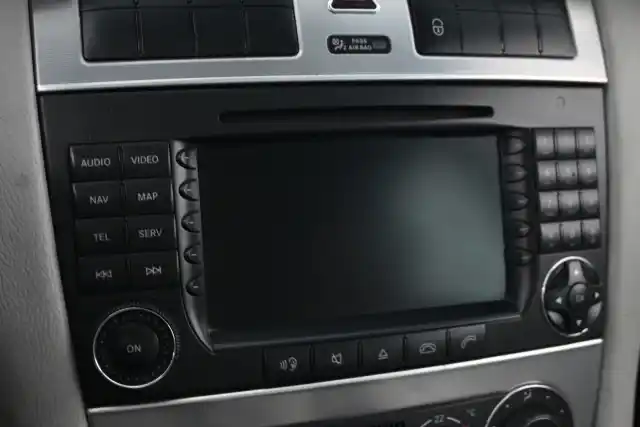 Musta Henkilöauto, Mercedes-Benz C – ZJJ-233