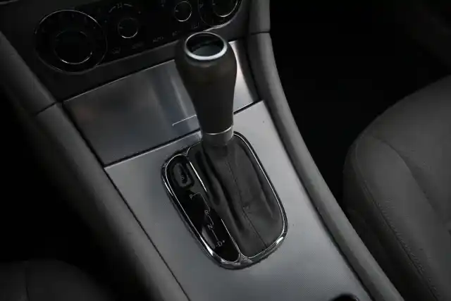 Musta Henkilöauto, Mercedes-Benz C – ZJJ-233