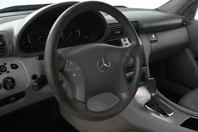 Musta Henkilöauto, Mercedes-Benz C – ZJJ-233