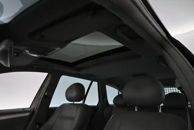 Musta Henkilöauto, Mercedes-Benz C – ZJJ-233