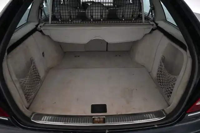 Musta Henkilöauto, Mercedes-Benz C – ZJJ-233