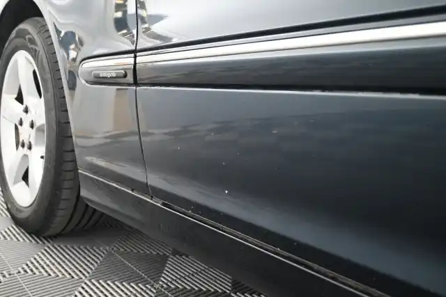 Musta Henkilöauto, Mercedes-Benz C – ZJJ-233