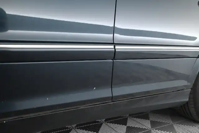 Musta Henkilöauto, Mercedes-Benz C – ZJJ-233