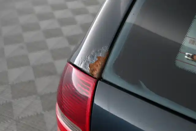 Musta Henkilöauto, Mercedes-Benz C – ZJJ-233