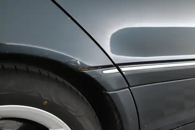 Musta Henkilöauto, Mercedes-Benz C – ZJJ-233