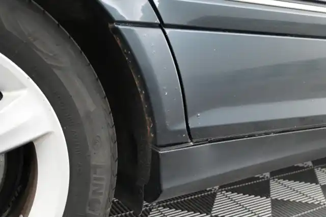 Musta Henkilöauto, Mercedes-Benz C – ZJJ-233