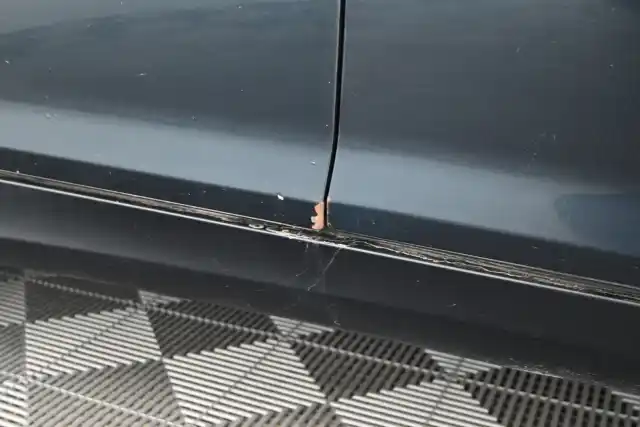 Musta Henkilöauto, Mercedes-Benz C – ZJJ-233