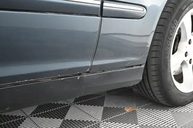Musta Henkilöauto, Mercedes-Benz C – ZJJ-233
