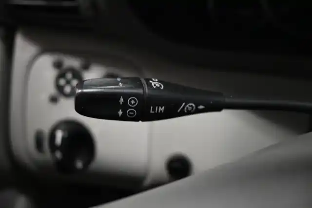 Musta Henkilöauto, Mercedes-Benz C – ZJJ-233