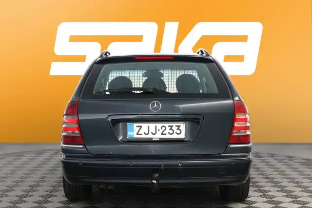 Musta Henkilöauto, Mercedes-Benz C – ZJJ-233
