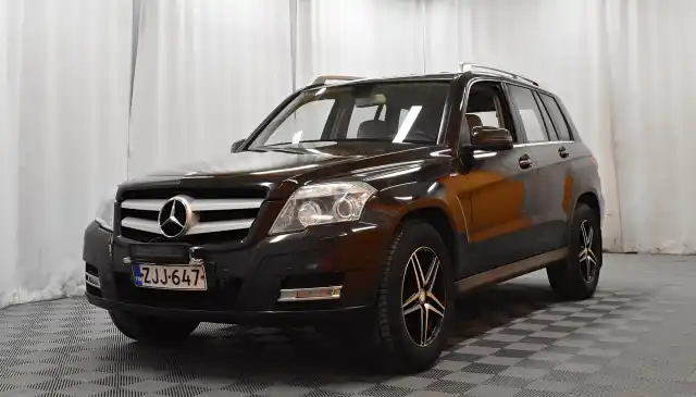 Ruskea Maastoauto, Mercedes-Benz GLK – ZJJ-647