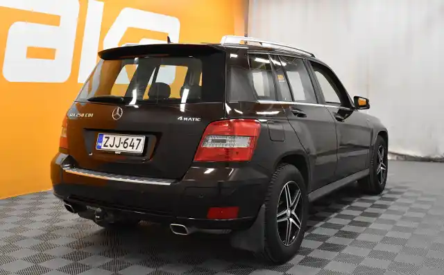 Ruskea Maastoauto, Mercedes-Benz GLK – ZJJ-647