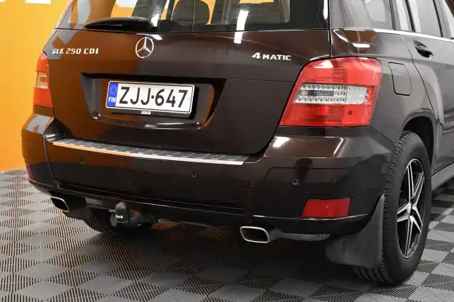 Ruskea Maastoauto, Mercedes-Benz GLK – ZJJ-647