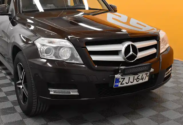 Ruskea Maastoauto, Mercedes-Benz GLK – ZJJ-647