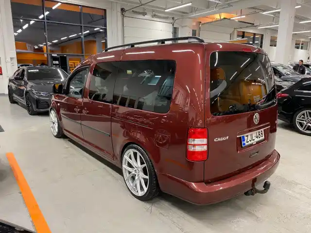 Punainen Tila-auto, Volkswagen Caddy Maxi – ZJL-488