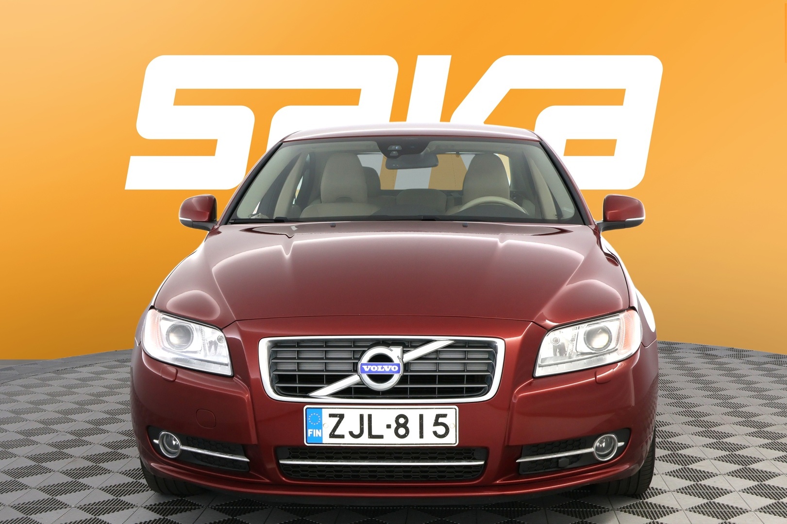 Punainen Sedan, Volvo S80 – ZJL-815
