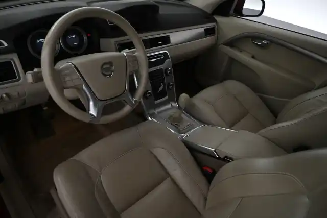 Punainen Sedan, Volvo S80 – ZJL-815