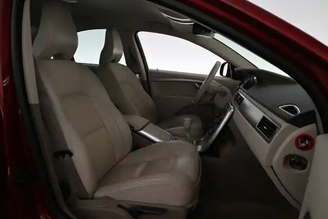 Punainen Sedan, Volvo S80 – ZJL-815