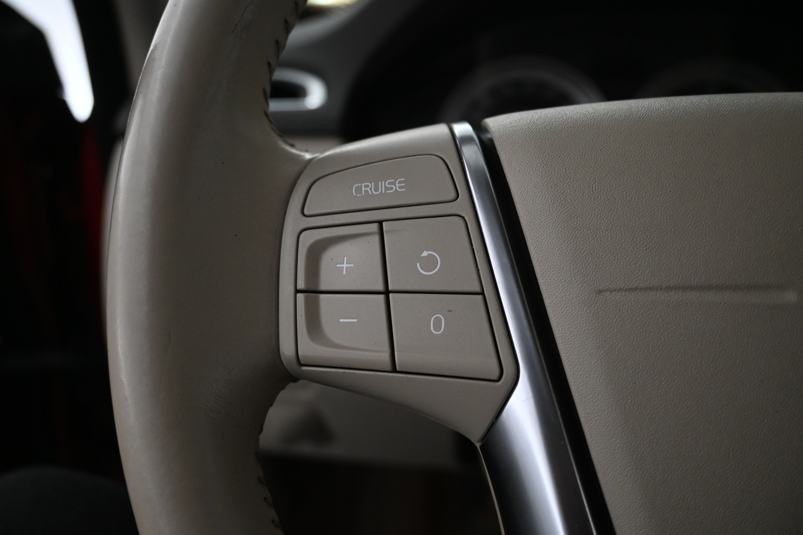 Punainen Sedan, Volvo S80 – ZJL-815
