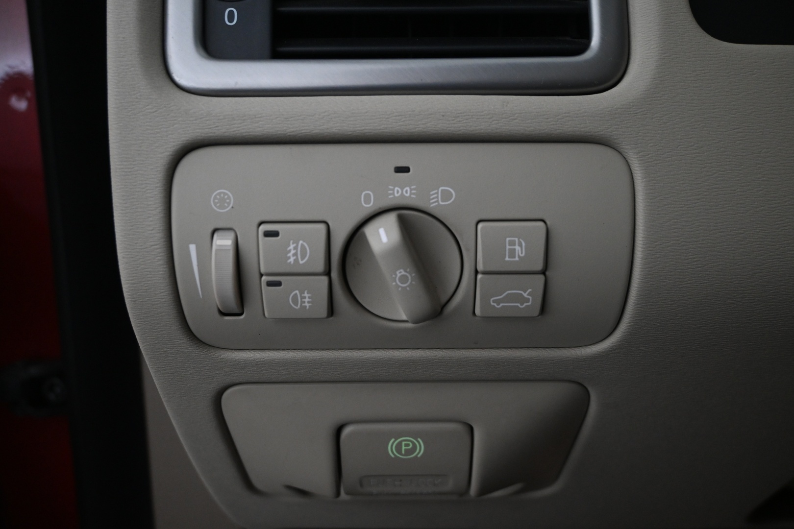 Punainen Sedan, Volvo S80 – ZJL-815