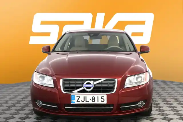 Punainen Sedan, Volvo S80 – ZJL-815